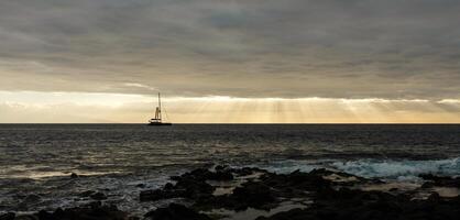 calma oceano nel il mattina. oceano riva con pietre foto