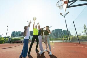 tempo per famiglia pallacanestro. famiglia a cestino terreno di gioco. foto