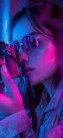 ai generato donna nel virtuale la realtà goggle nel neon colori. foto