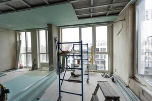 soffitto installazione con esperto tecnici nel il camera quello è nel il costruzione processi. foto