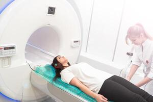 medico ct o mri scansione nel il moderno ospedale laboratorio. interno di radiografia Dipartimento. tecnologicamente Avanzate attrezzatura nel bianca camera. magnetico risonanza diagnostica macchina foto