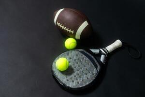 impostato di sport attrezzatura su pavimento, padel tennis, palla Rugby foto