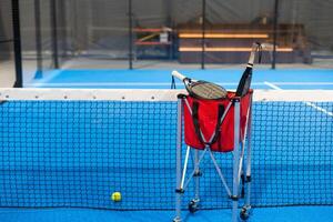 pagaia tennis. paddle racchetta e palla nel davanti di un all'aperto Tribunale foto