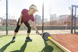 uno donne giocando pagaia tennis foto