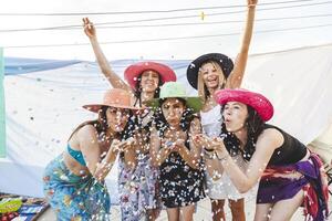 gruppo di femmina amici su vacanza nel il Abiti sospeso su per asciutto foto
