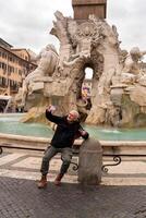 contento mezzo anziano uomo su vacanza assunzione un' autoscatto nel davanti di il Fontana nel piazza navona nel Roma foto