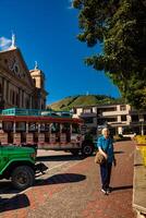 anziano donna turista a il centrale piazza di il bellissimo piccolo cittadina di pacora nel il Dipartimento di caldas nel Colombia foto