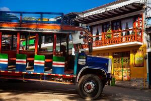 colorato tradizionale rurale autobus a partire dal Colombia chiamato chiva foto