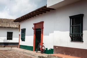Visualizza di il bellissimo strade di il eredità cittadina di guadua collocato nel il Dipartimento di cundinamarca nel Colombia. foto