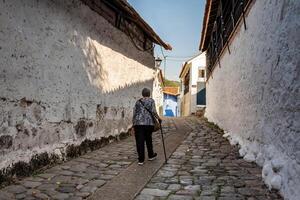 anziano donna a il storico strada di trappole collocato nel il centro di il eredità cittadina di honda nel il Dipartimento di tolim nel Colombia foto