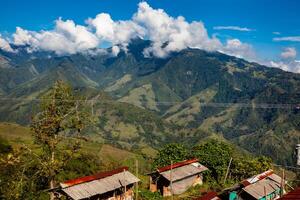 il sorprendente paesaggi di il centrale intervalli su il salita per il alto di lettere fra il città di fresno e manizales nel Colombia foto