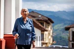 anziano donna turista a il bellissimo eredità cittadina di salamina nel il Dipartimento di caldas nel Colombia foto