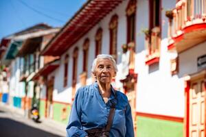 anziano donna turista a il bellissimo eredità cittadina di salamina nel il Dipartimento di caldas nel Colombia foto