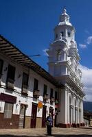 anziano donna turista a il bellissimo eredità cittadina di salamina nel il Dipartimento di caldas nel Colombia foto