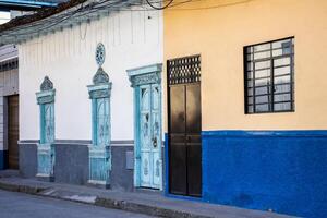 bellissimo facciata di il case a il storico centro di il eredità cittadina di salamina collocato a il caldas Dipartimento nel Colombia. foto