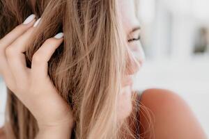 contento donna ritratto nel bar. boho elegante moda stile. all'aperto foto di giovane contento donna con lungo capelli, soleggiato tempo metereologico all'aperto seduta nel moderno bar.