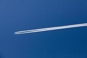 scie chimiche o scia di vapore foto