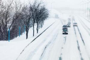 traffico e bufera di neve in autostrada