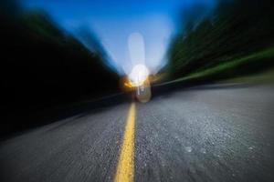 strada sfocata di notte. guida in stato di ebbrezza, eccesso di velocità o troppo stanco per guidare il concetto. foto