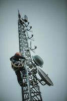 torre dell'antenna rampicante dell'operatore delle telecomunicazioni foto