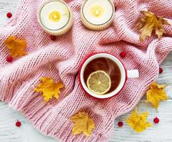 piatto autunnale con tazza di tè e foglie foto