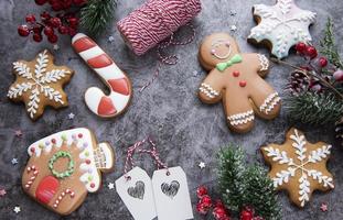 biscotti di panpepato di natale su sfondo scuro foto