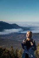 donna che si gode l'aria fresca di montagna mentre fa un'escursione alla vetta del richardson foto