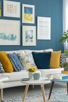 un' accogliente e elegante vivente camera con moderno arredamento nel giallo e blu colori foto