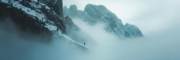 montagna nebbia paesaggio Visualizza foto