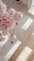 minimalista moderno interno con rosa peonie Visualizza foto