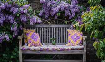 un' giardino panchina ornato con profumato di lillà cuscini foto