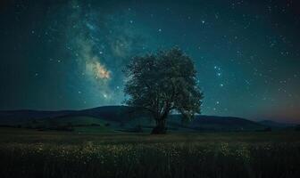 notte paesaggio con stellato cielo montagne e singolo albero foto