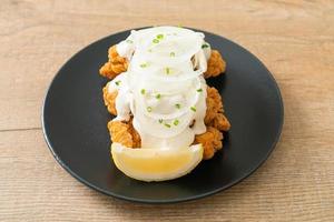 pollo alla cipolla o pollo fritto con salsa di cipolle cremosa