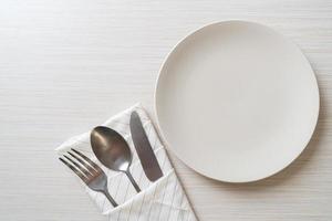 piatto vuoto o piatto con coltello, forchetta e cucchiaio