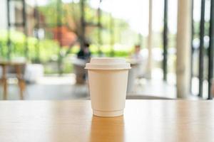 tazza di caffè caldo al bar foto