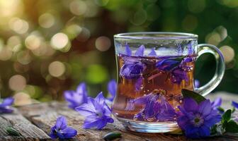 campanula tè nel un' bicchiere tazza, erbaceo tè foto