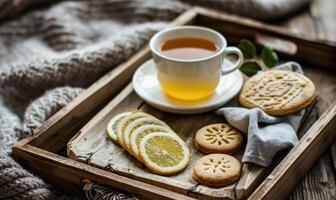 bergamotto tè servito su un' di legno vassoio con biscotti foto
