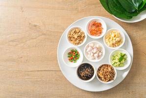 miang kham - un antipasto con involucro di foglie reali foto