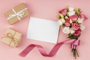 bouquet di rose belle piatte con biglietto vuoto foto