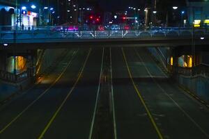 un' notte traffico marmellata a il centro strada nel tokyo lungo tiro foto