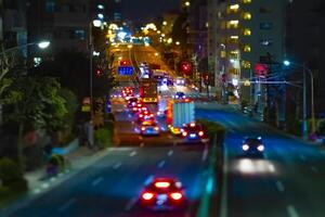 un' notte miniatura traffico marmellata a il centro strada nel tokyo foto