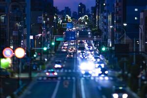 un' miniatura traffico marmellata a il strada nel setagaya tokyo a crepuscolo. foto