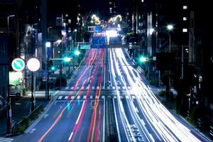 un' notte traffico marmellata a il urbano strada nel tokyo lungo tiro foto