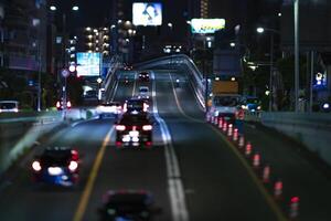 un' notte miniatura traffico marmellata a il urbano strada nel tokyo foto