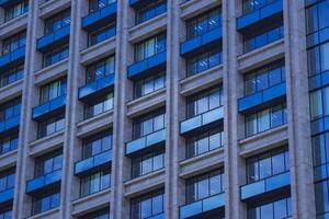 un' nube riflettendo il edificio nel il attività commerciale cittadina lungo tiro foto