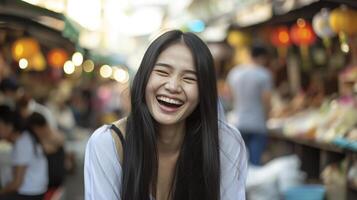 ai generato un' giovane asiatico donna nel sua presto anni '20, con lungo nero capelli e a forma di mandorla occhi, è ridendo di cuore mentre seduta nel un' vivace strada mercato nel bangkok foto