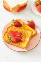 toast alla francese con fragole fresche foto