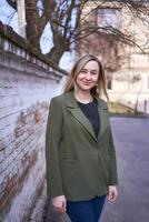 elegante donna con lungo biondo capelli su un' primavera giorno foto