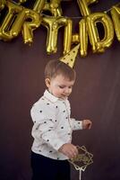 il poco compleanno ragazzo mangia il suo torta foto