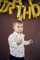 il poco compleanno ragazzo mangia il suo torta foto